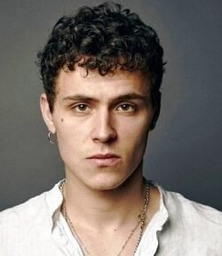 Aron Piper Biography