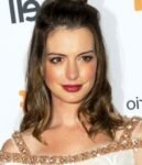 Anne Hathaway Biography
